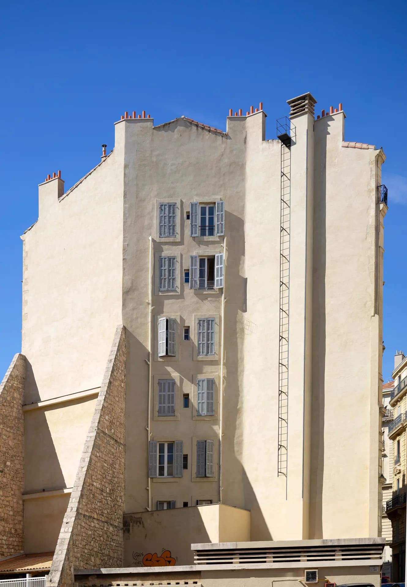 Marseille aux volets clos